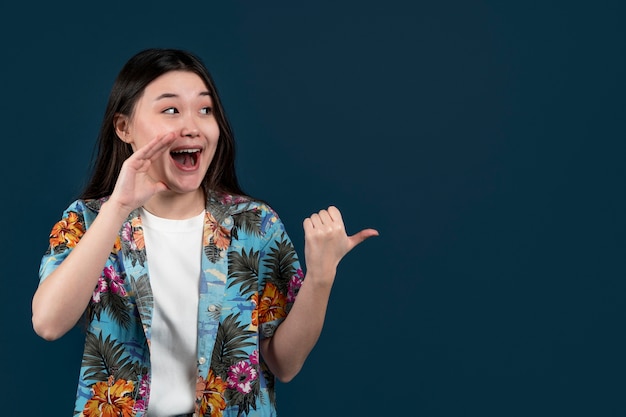 Donna sorridente di colpo medio con camicia hawaiana