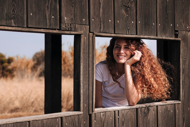 Donna sorridente di redhead dentro un riparo