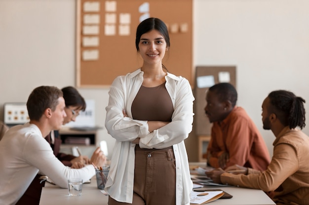 Donna sorridente di vista frontale al lavoro