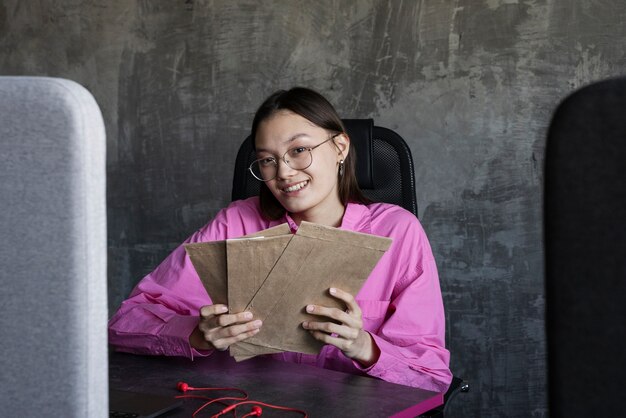 Donna sorridente di vista frontale che lavora