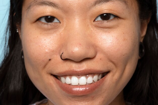 Donna sorridente di vista frontale con anello al naso