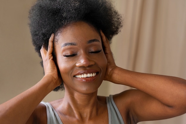 Donna sorridente di vista frontale con i capelli afro