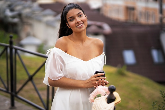 Donna sorridente di vista frontale con le tazze di caffè