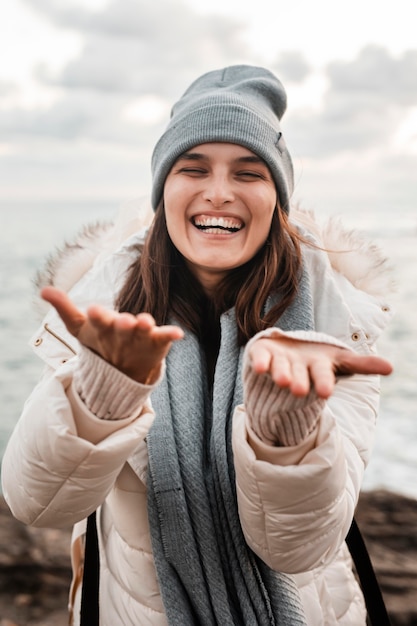 Donna sorridente durante un viaggio sulla spiaggia