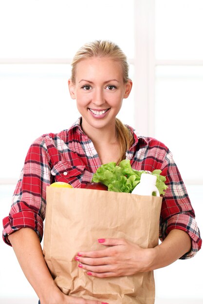 Donna sorridente felice con un sacchetto della spesa