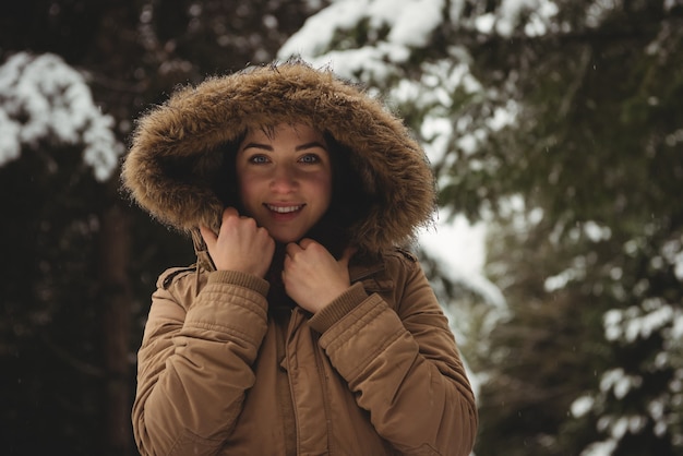 Donna sorridente in giacca di pelliccia durante l'inverno