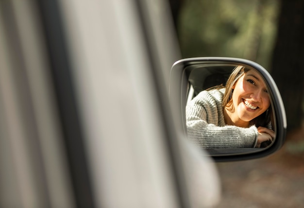 Donna sorridente in macchina durante un viaggio su strada