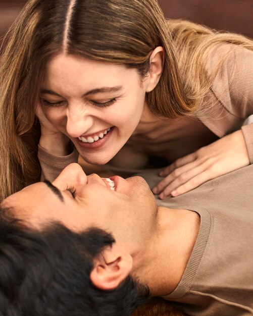 Donna sorridente in piedi molto vicino all'uomo