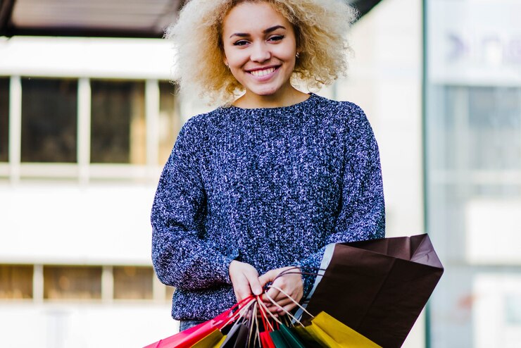 Foto gratuito donna sorridente in shopping