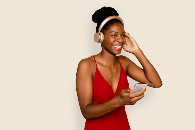 Donna sorridente in streaming di musica con dispositivo digitale smartphone