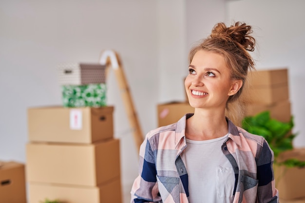 Donna sorridente nella nuova casa