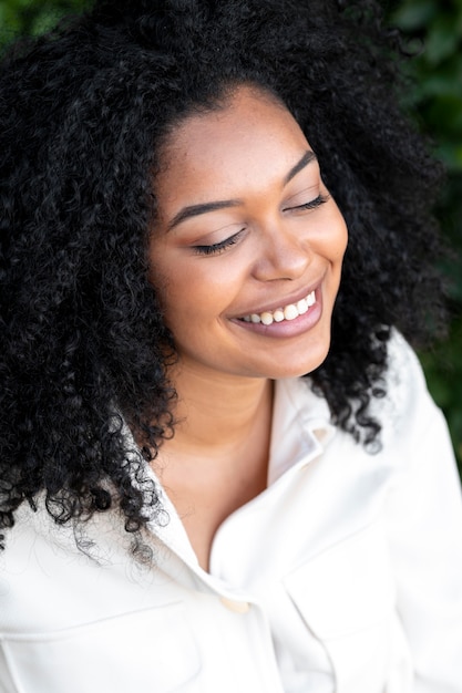 Donna sorridente ravvicinata in posa all'aperto