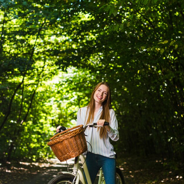 Donna sorridente sulla sua bicicletta