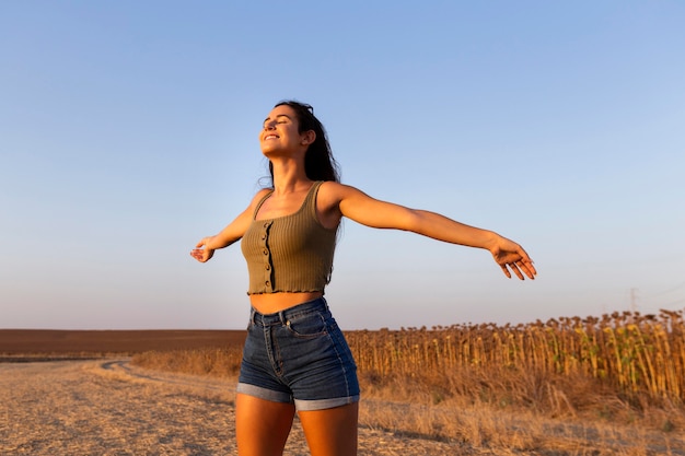 Donna spensierata che gode del suo tempo all'aperto