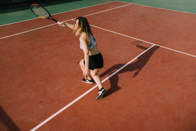 Donna sportiva che gioca a tennis