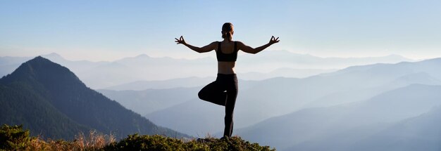 Donna sportiva che medita sull'aria fresca