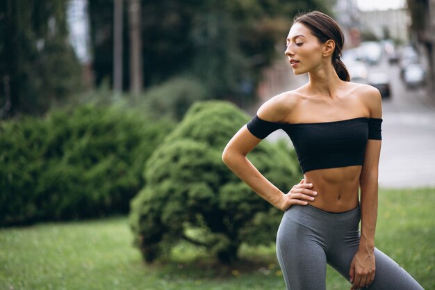 Donna sportiva che si esercita nel parco