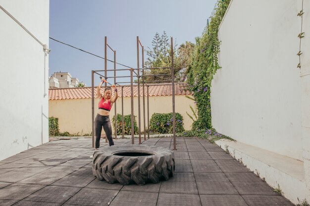 Donna sportiva colpire la ruota con il martello