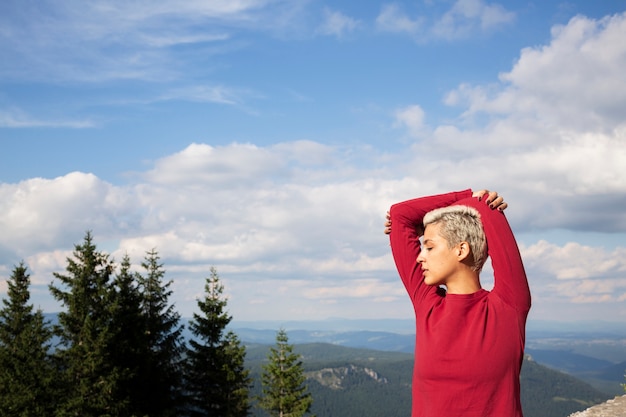 Donna sportiva con i capelli corti che si estende in natura