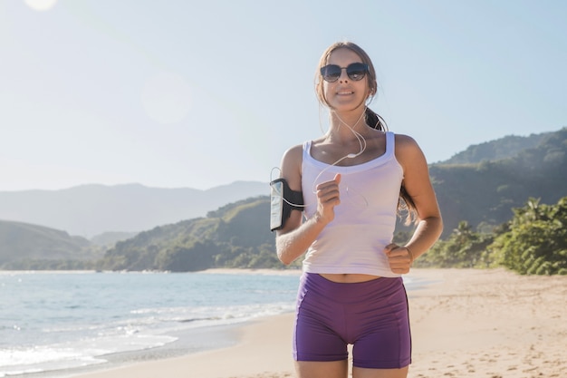 Donna sportiva in posa sulla spiaggia