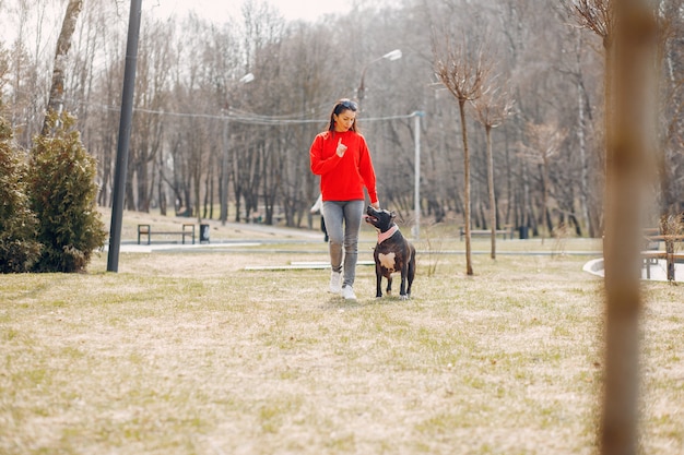 Donna sportiva nel parco