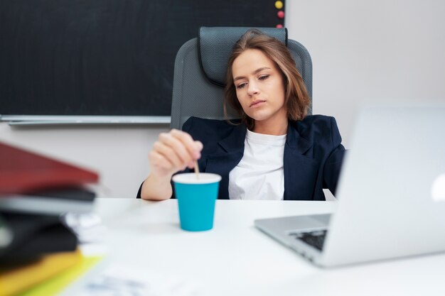 Donna stanca di tiro medio al lavoro