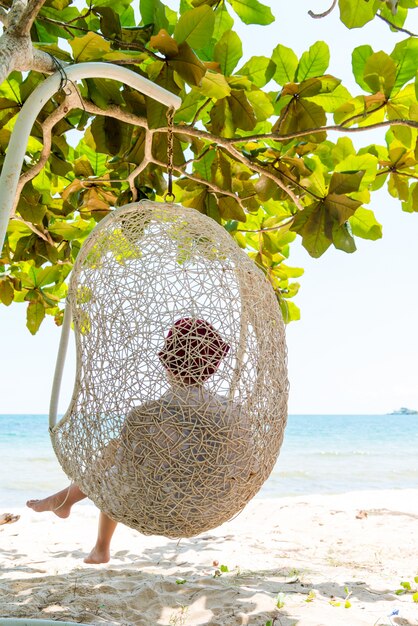 Donna su una spiaggia tropicale