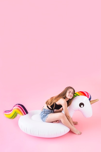 Donna su unicorno gonfiabile