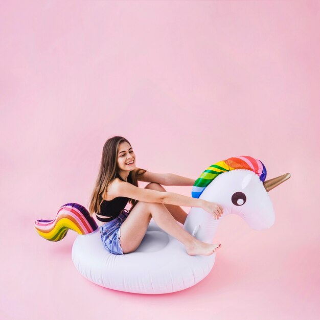 Donna su unicorno gonfiabile