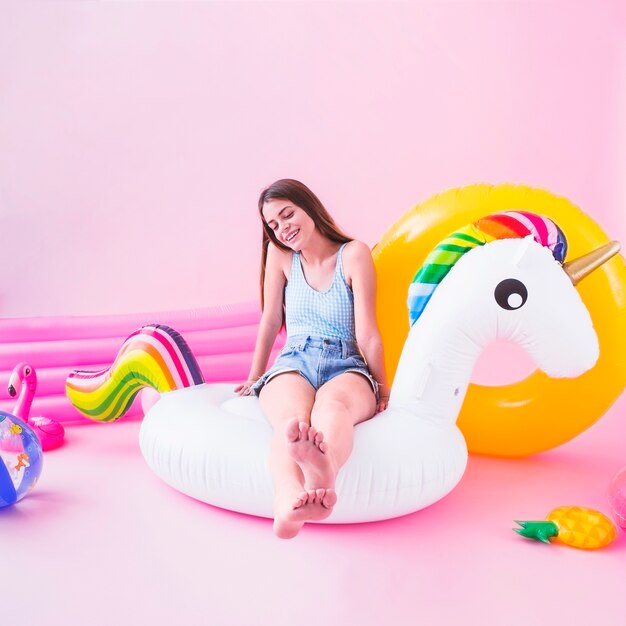 Donna su unicorno gonfiabile