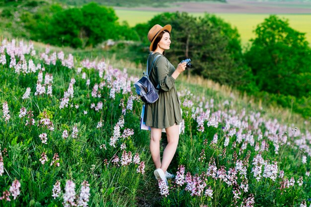 Donna sul campo con la macchina fotografica