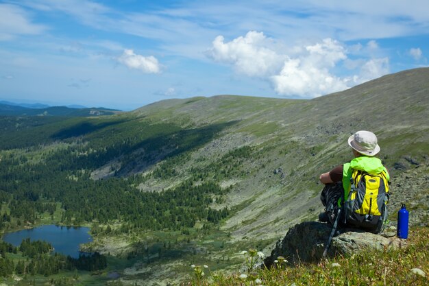 Donna sul picco di montagna