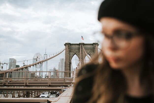 Donna sul ponte di Brooklyn, USA