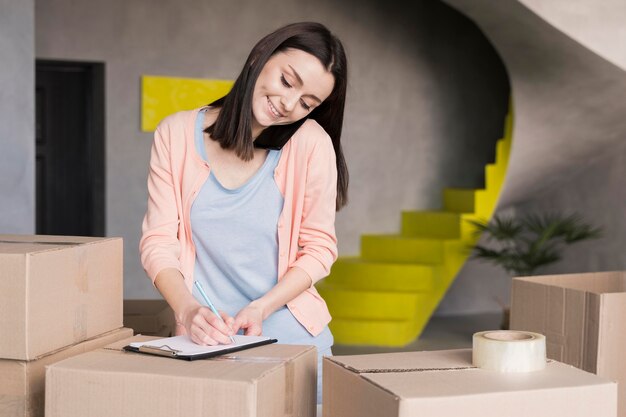 Donna sullo smartphone che prende gli ordini di lavoro da casa