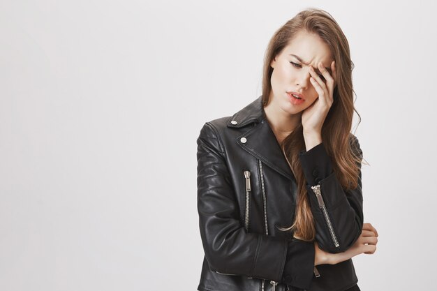 Donna tormentata o stanca che affronta e sospira