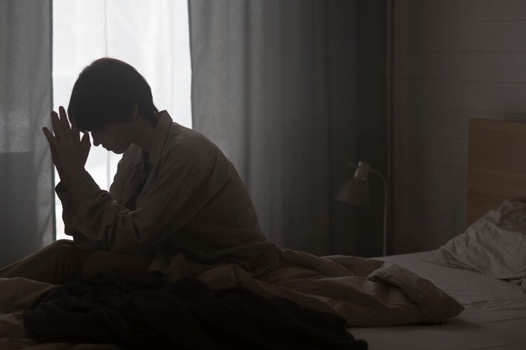 Foto gratuito donna triste del colpo medio che si siede a letto