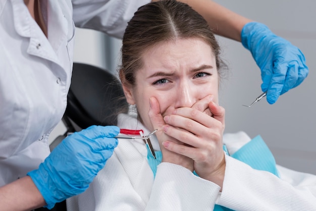 Donna triste del primo piano con un mal di denti