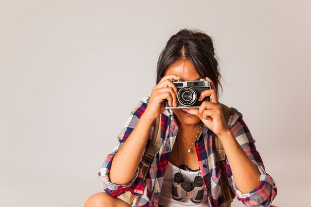 Donna turistica con la macchina fotografica