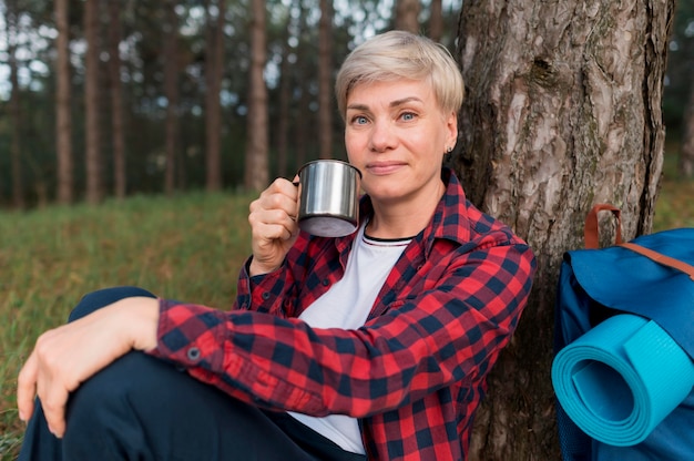 Donna turistica senior che si rilassa all'aperto in natura