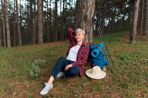 Donna turistica senior che si rilassa all'aperto