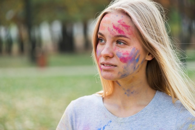 Donna vaga che posa al holi