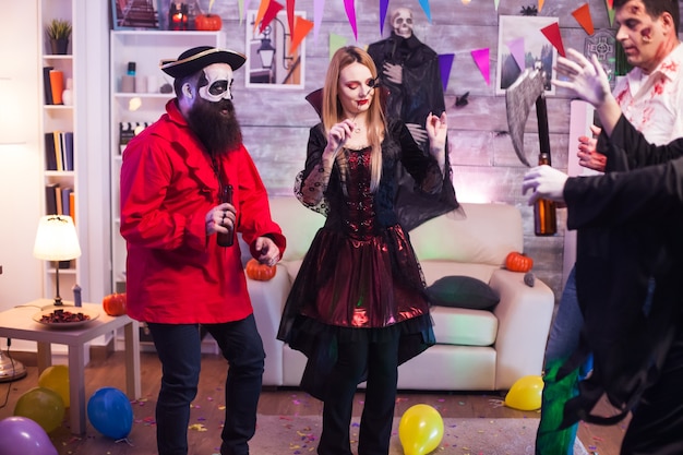 Donna vampira spaventosa a una celebrazione di halloween. Pirata inquietante.