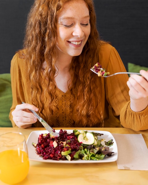 Donna vegetariana di smiley del colpo medio