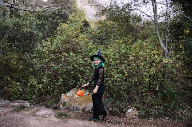 Donna vestita di Halloween nella foresta