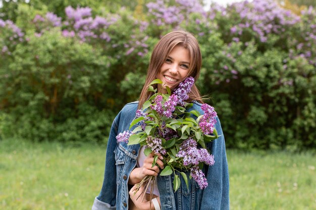 Donna vista frontale con bouquet lilla