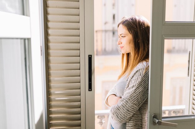 Donna vista laterale sul balcone