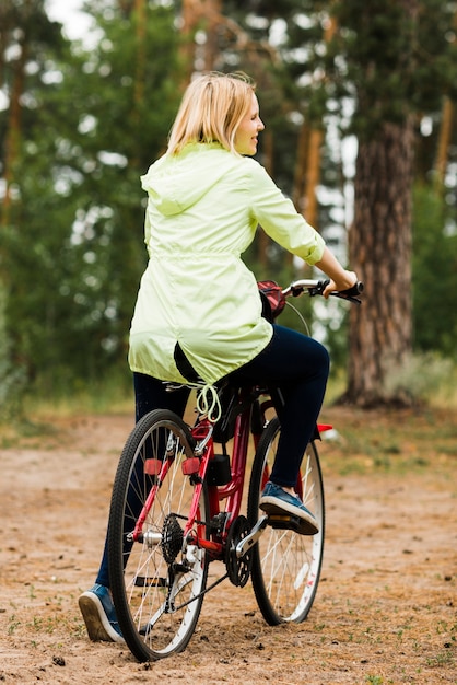 Donna vista posteriore in bicicletta