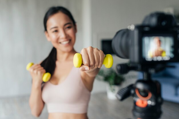 Donna vlogging in abbigliamento sportivo a casa