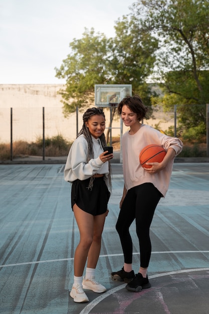 Donne a figura intera che giocano a basket