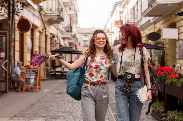 Donne a metà tiro che camminano nei pub